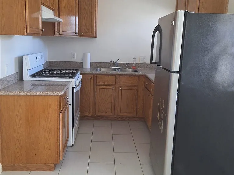 1616 W Gardena Blvd — Photo 10