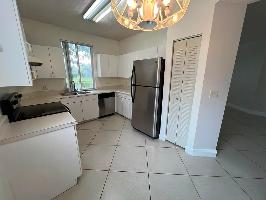 3 bed, 1090 sqft, $2,500 — Photo 3