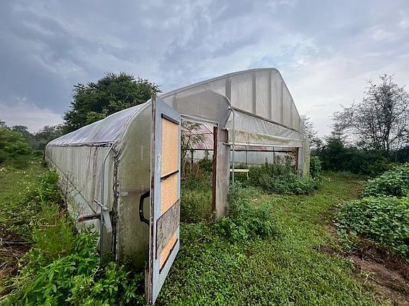 2nd image of 1000 Honeysuckle Rd