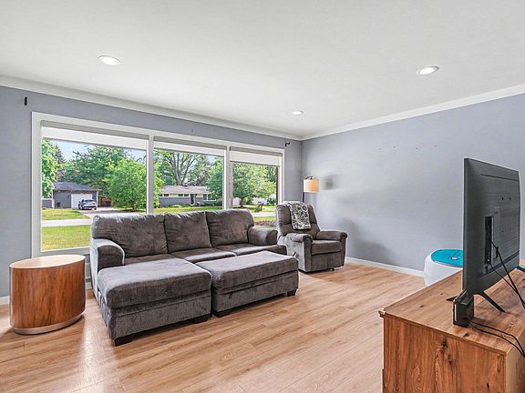 5th image of 1089 Legion Park Dr