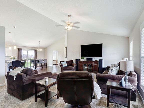 5th image of 33 Fieldcrest Dr