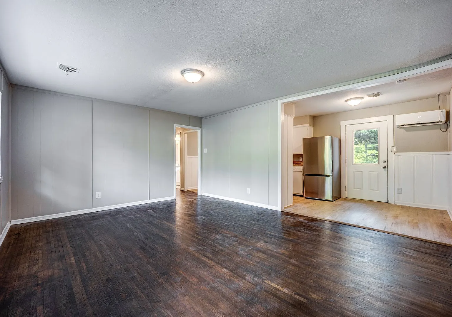 Free Month Rent! Freshly Updated 3 Bedroom House — Photo 3