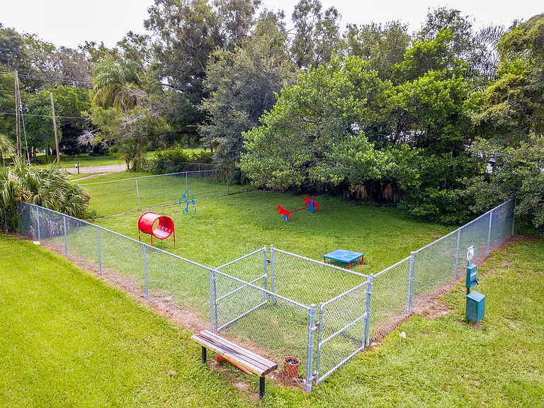 Laurel Oaks — Photo 21