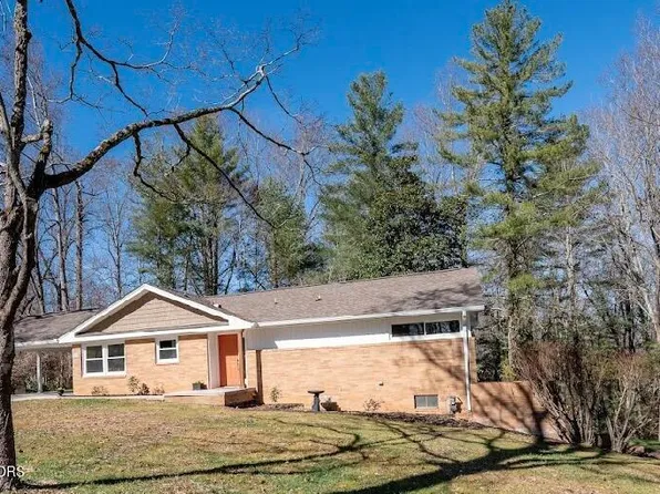 924 W Outer Dr, Oak Ridge, TN 37830