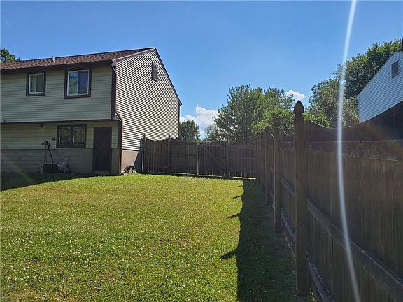 3rd image of 8270 Carnation Dr