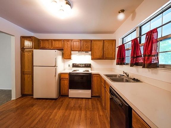 4th image of 3470 Burbank Dr