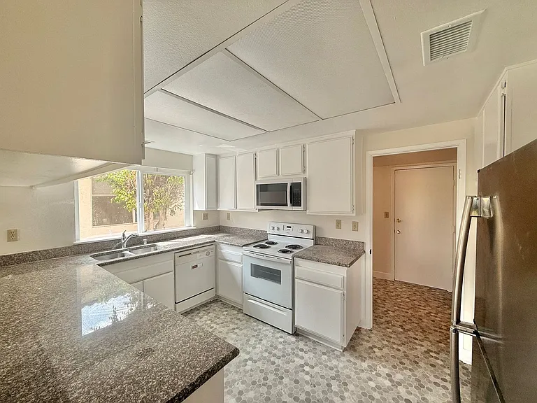 10019 Canyonview Ct — Photo 12