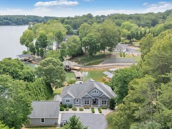 65 Backcove Dr, Moneta, VA 24121