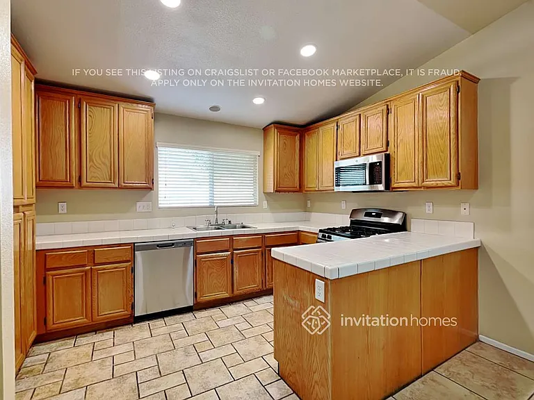 2628 N Maple Ave — Photo 6