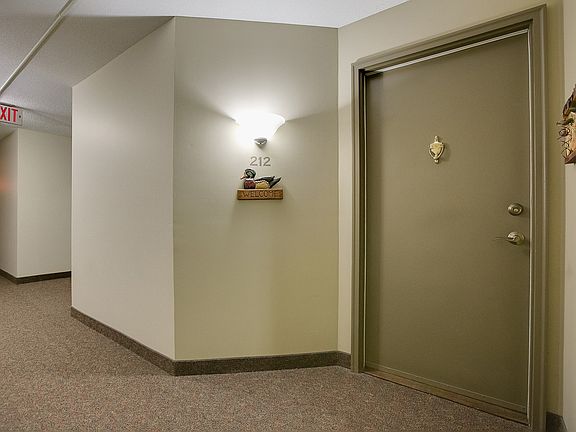 3rd image of 135 Viking Dr E APT 212