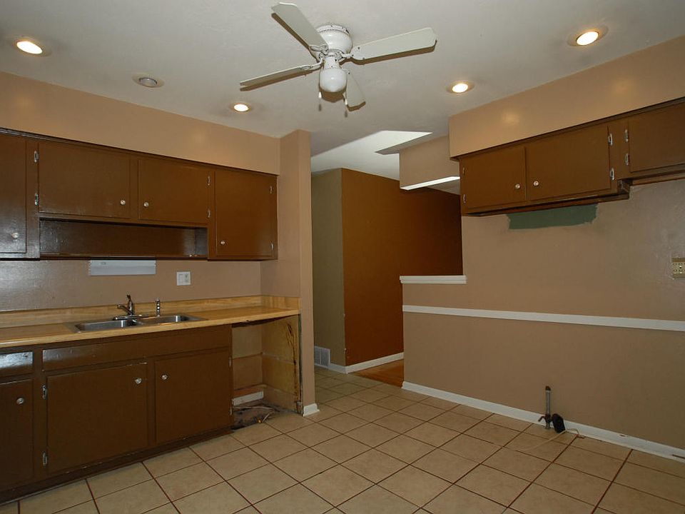 1st image of 10435 W Fairmount Ave