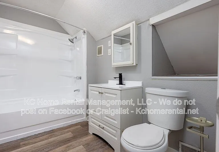 1111 W 44th St #B — Photo 14