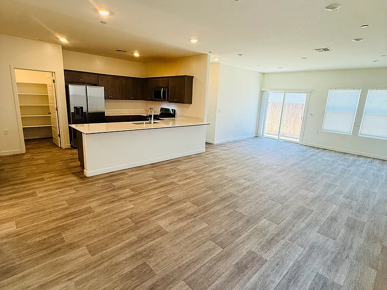 2815 N Janice Ave — Photo 4