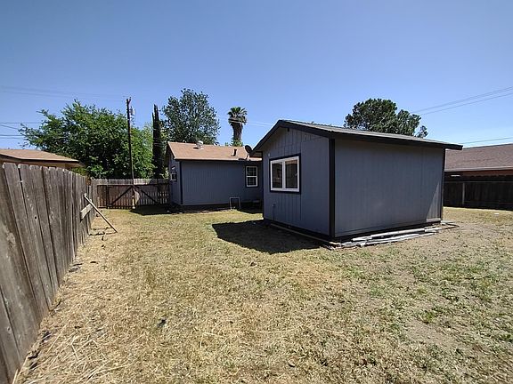 Studio in Back with Full Bath in back