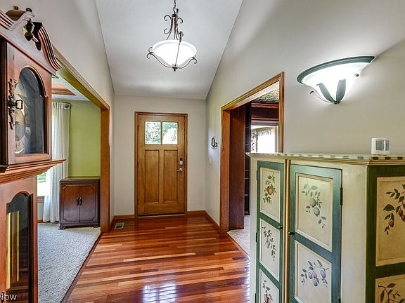 4th image of 521 Woodsbend Cir