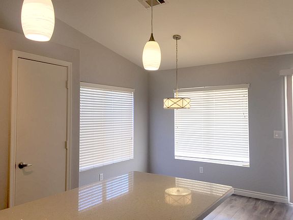 KITCHEN ISLAND WITH QUARTZ