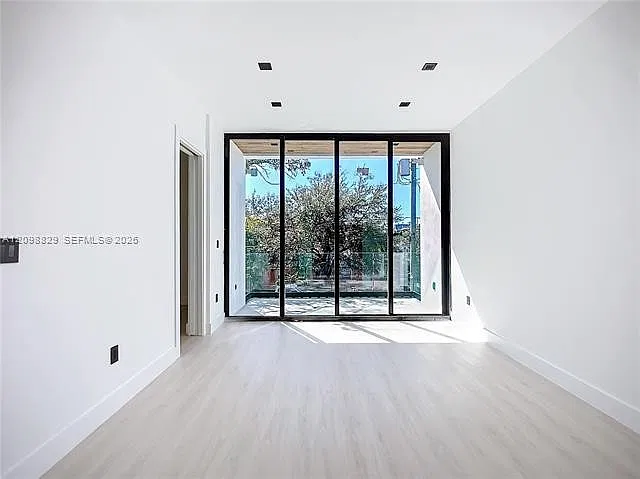 3069 SW 27th TER — Photo 3