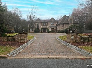 22 Pembroke Trl, Upper Saddle River, NJ 07458