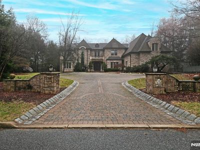 22 Pembroke Trl, Upper Saddle River, NJ, 07458