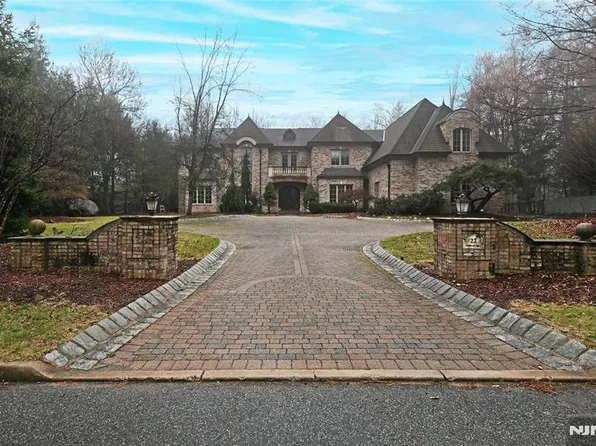 22 Pembroke Trl, Upper Saddle River, NJ 07458