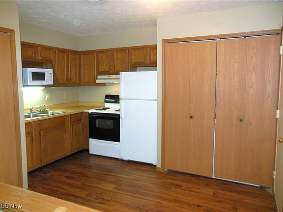 5th image of 132 Royal Crest Dr Unit E