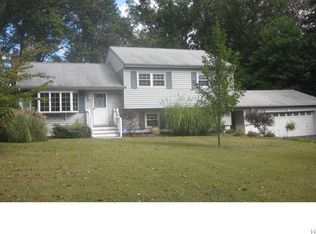 3 Midway Rd, Chestnut Ridge, NY 10977