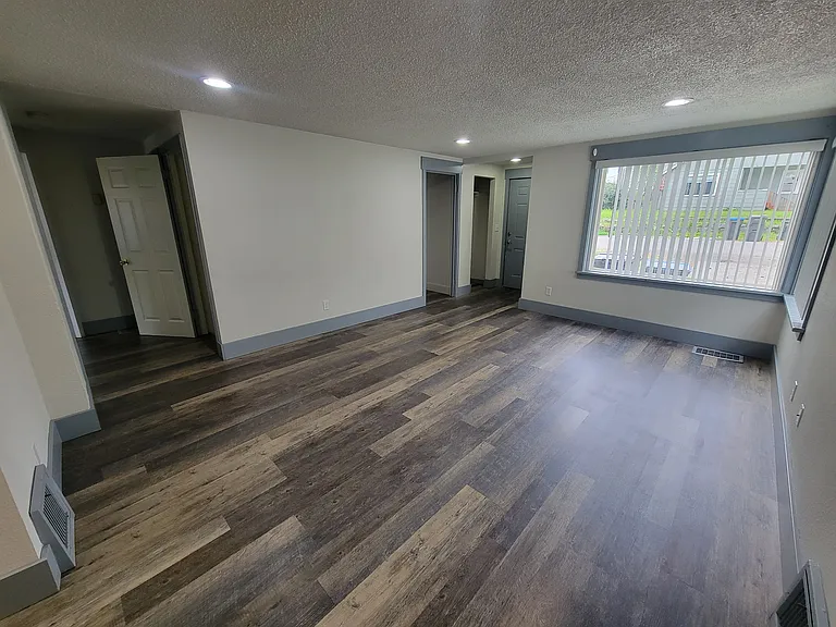 1212 Evans Ave W — Photo 4