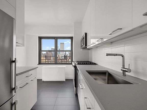 3rd image of 160 E 38th St APT 31A