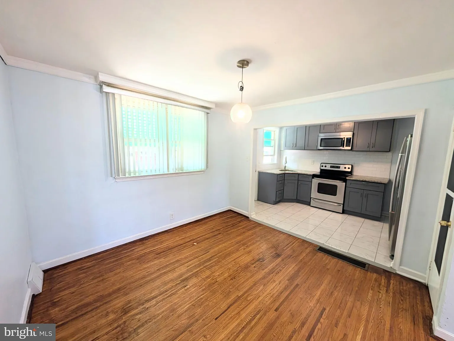 3 bed, 2.0 bath, 1120 sqft, $2,150 — Photo 2