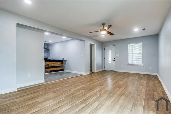 902 Clark St — Photo 3