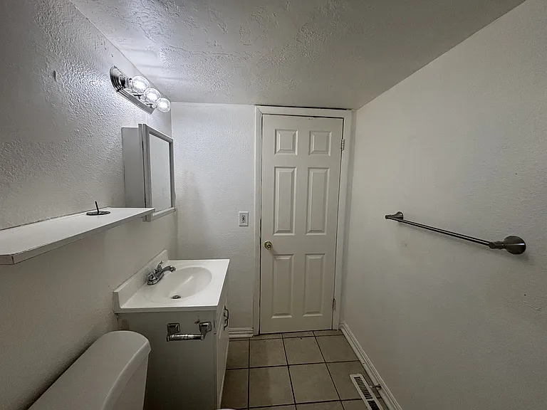 615 E 700 S — Photo 24