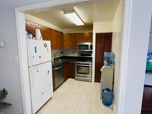 5th image of 6145 Leesburg Pike APT 207