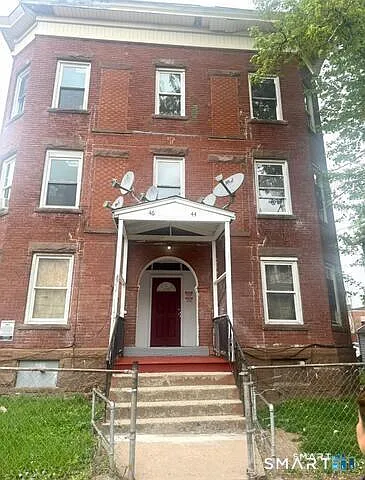 2 bed, 1.0 bath, 1946 sqft, $1,300 — Photo 2