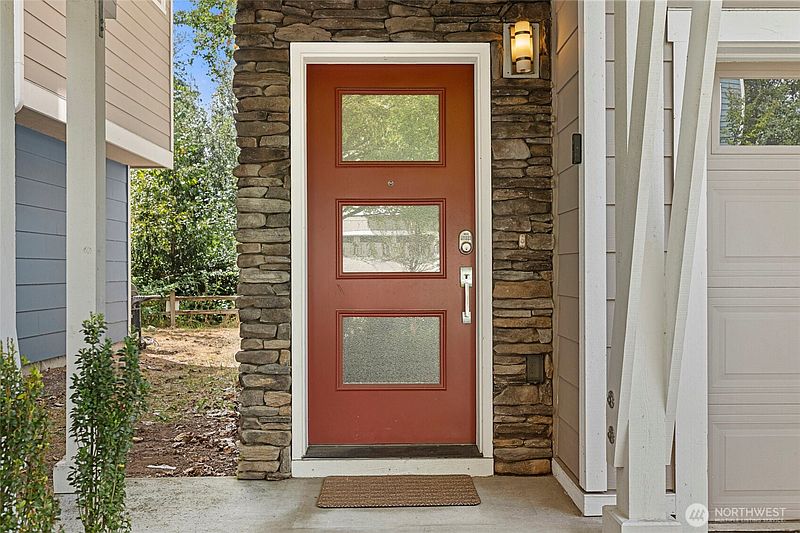 4th image of 347 Vashon Court NE