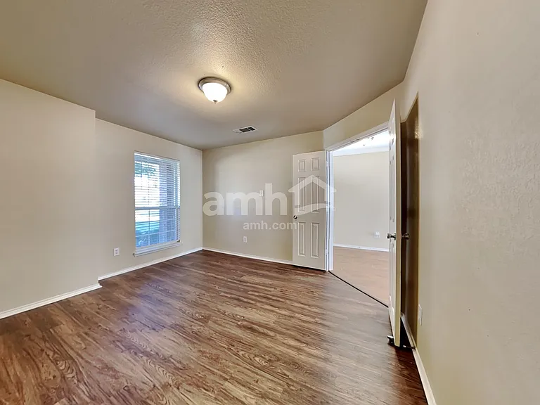 421 Hackberry Dr — Photo 6