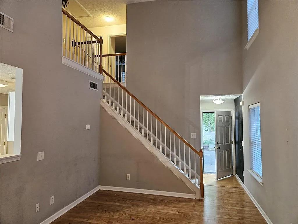 3 bed, 2.5 bath, 1865 sqft, $1,989 — Photo 3