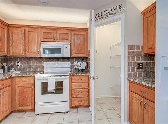 3rd image of 406 SW Graystone Dr