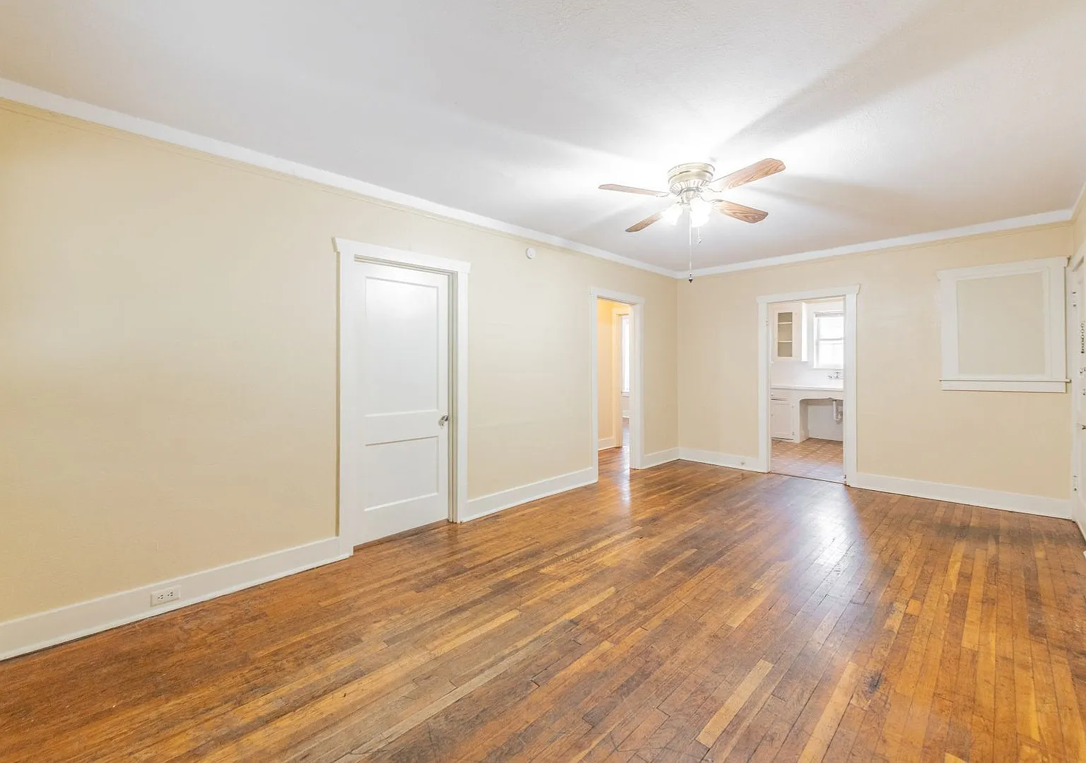 631 E Ashby Pl — Photo 3