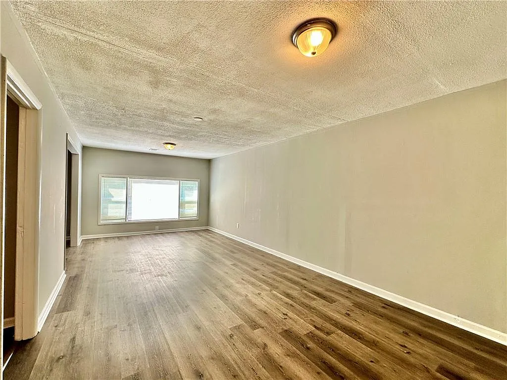3 bed, 1.0 bath, 1296 sqft, $1,700 — Photo 4