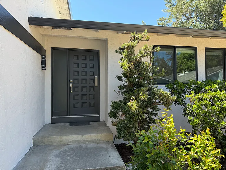 898 Pepper Tree Ct — Photo 2