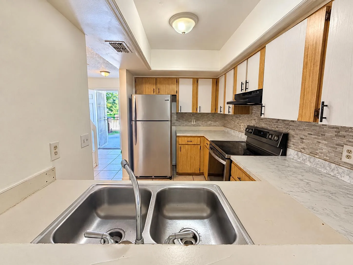 2 bed, 1.5 bath, 1064 sqft, $1,275 — Photo 2
