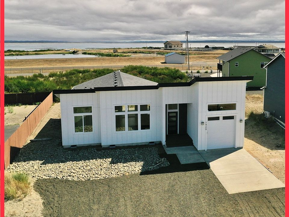 New designer home near beach access!>