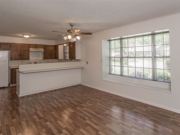 3rd image of 502 Loraine Ct