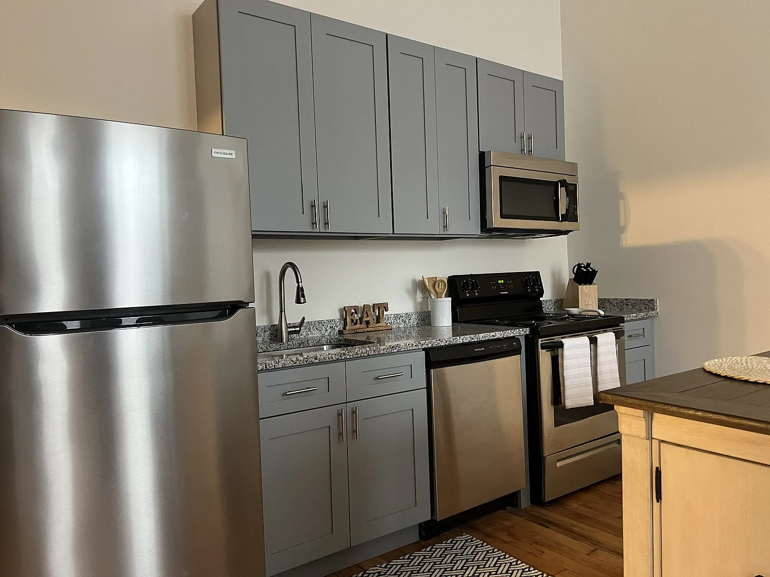 Bella Vista Apartments — Photo 2