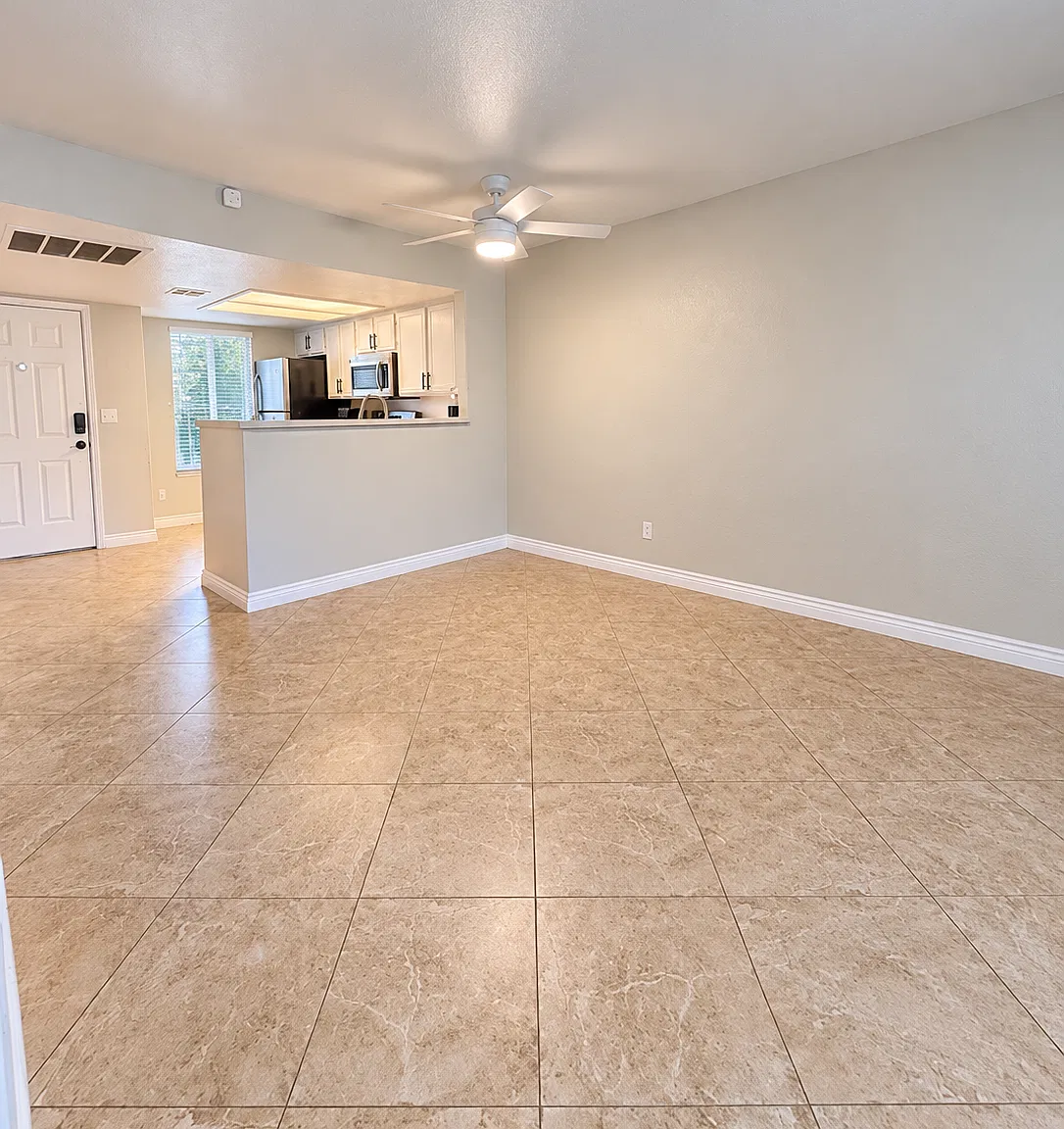 8070 W Russell Rd — Photo 2