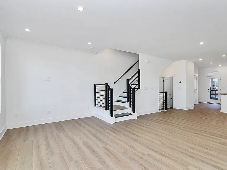 5027 Dutchess Dr — Photo 2