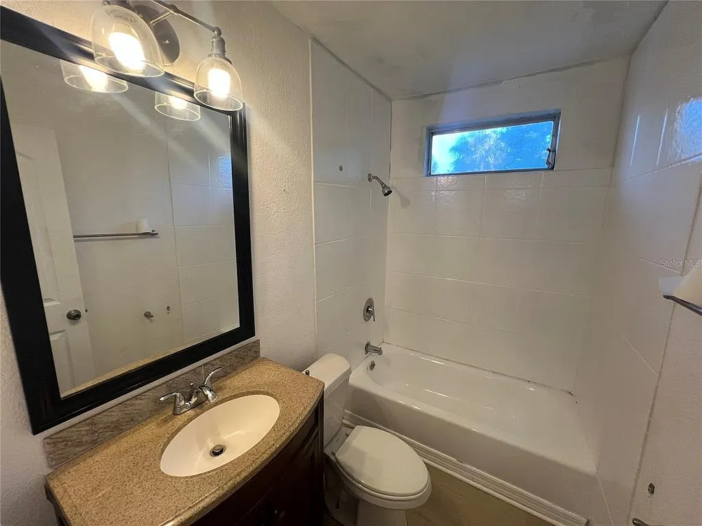 4 bed, 1.0 bath, 952 sqft, $1,450 — Photo 4
