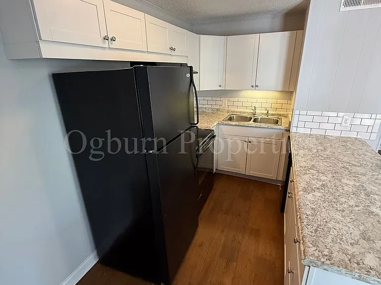 1426 Glade St — Photo 4