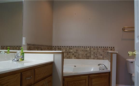 4th image of 185 Blueberry St