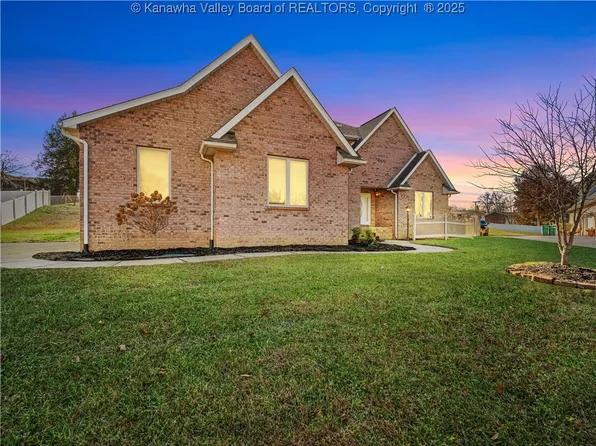 231 Glen Oaks Ct, Hurricane, WV 25526